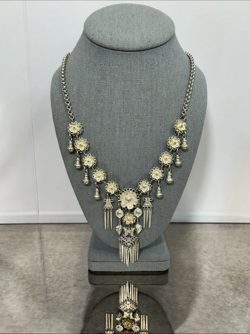 Elegant Silver Floral Statement Necklace - Women Jewelry